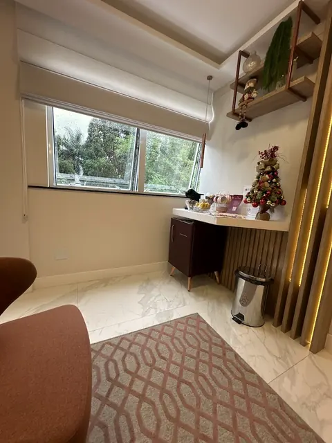 Sala de atendimento com janela, bancada e tapete